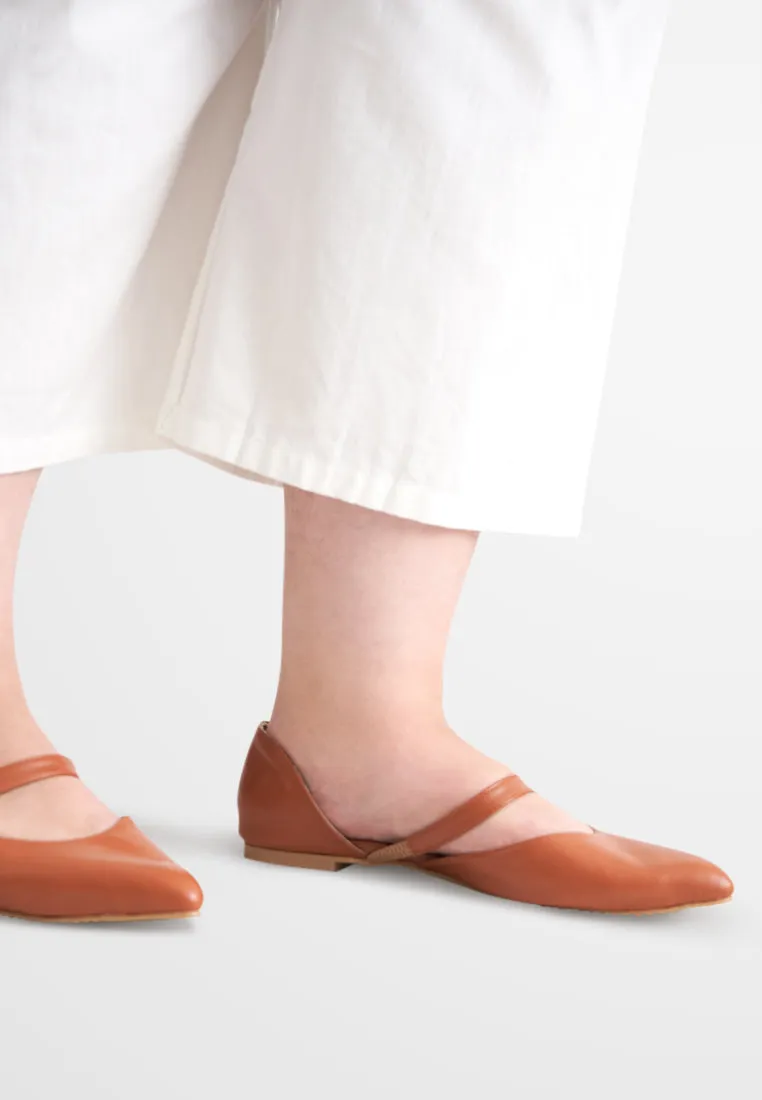 Sure, here is an optimized title for an e-commerce product:

Elsie Elegant Brown Pointy Flats for Women