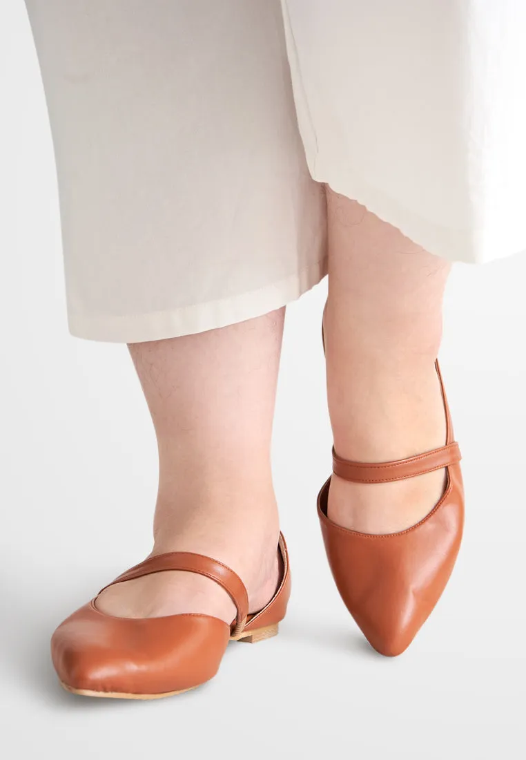 Sure, here is an optimized title for an e-commerce product:

Elsie Elegant Brown Pointy Flats for Women